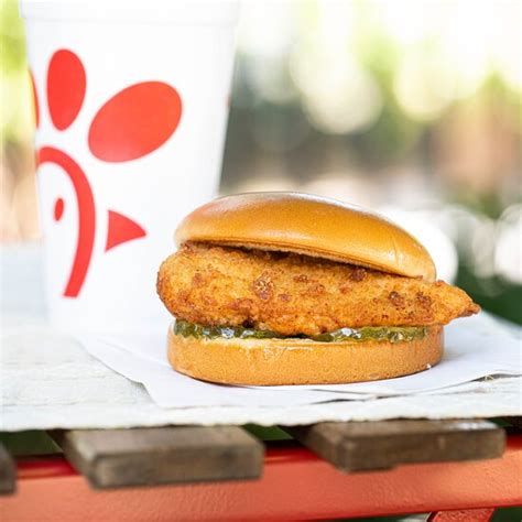 Choose from a variety of options, such as chicken biscuits, egg white grill, or yogurt parfait. . Chickfila opiniones
